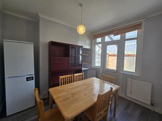 Collingwood Road, Mitcham CR4, London - Photo 1