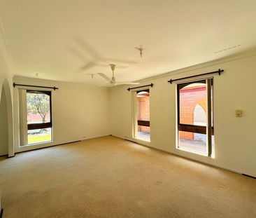 King of Kardinya - Spacious, Renovated & Ready *Open Wed 14th Oct 4... - Photo 1