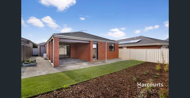 Spacious and Modern 4-Bedroom Home in Craigieburn - Photo 1