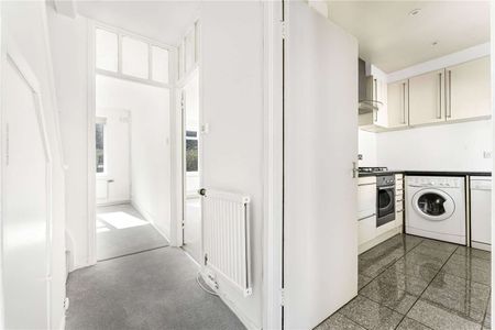 Three bedroom split level apartment on a sought after street in central Angel. - Photo 2