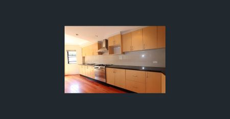 Ideal family living close to Parramatta CBD area! - Photo 2