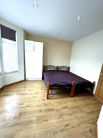3 bedroom flat to rent - Photo 2
