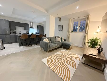 2 Bed Flat, Long Row, NG1 - Photo 2