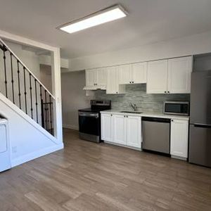 Fully renvated 3 bdrm apt in Harbord village - Photo 2