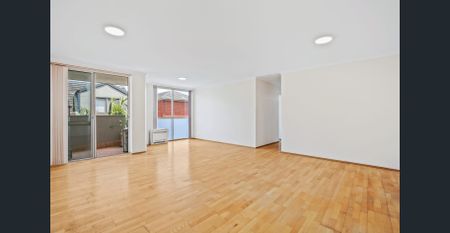 Sunny and Quiet Three Bedroom Apartment - Photo 2