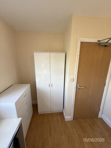 8 bedroom terraced house to rent - Photo 4