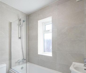 3 bedroom flat to rent - Photo 4