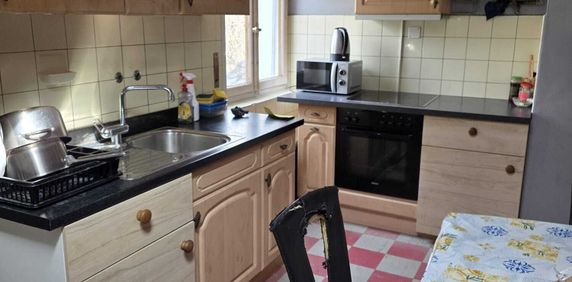 Furnished room in shared accommodation-House with garden - Photo 2