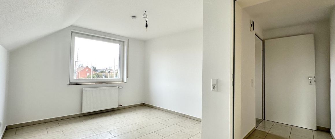 Helle Dachgeschosswohnung mit Balkon in zentraler Lage von Neuss Holzheim - Photo 1