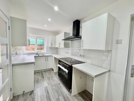 4 bedroom semi-detached house to rent - Photo 4