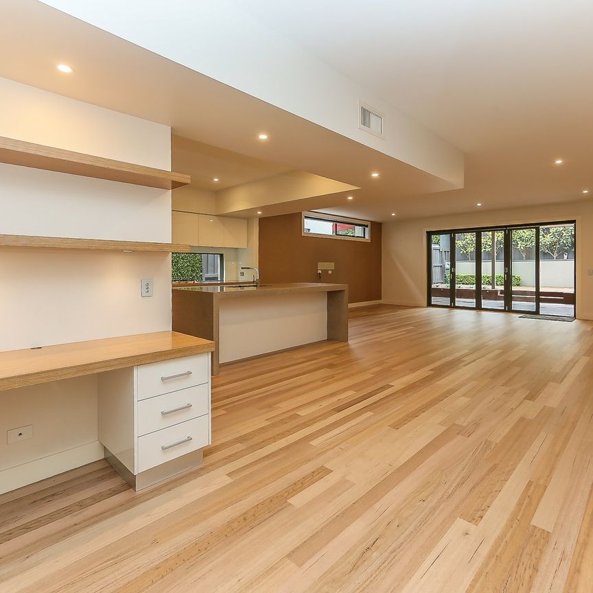 Large Town House with City views - Photo 1