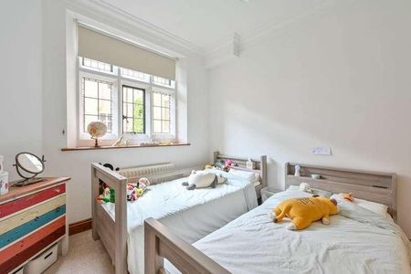 Oldfield Wood, Maybury, GU22 - Photo 5