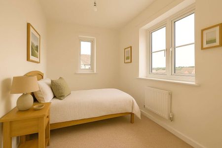 A modern three bedroom family home with private garden and parking - Photo 2