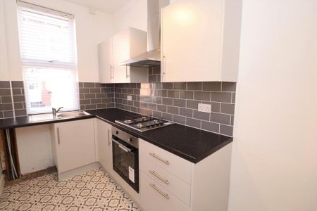 2 bedroom end of terrace house to rent - Photo 4