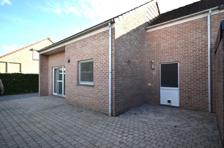 INSTAPKLARE WONING MET EEN KNAPPE LEEFRUIMTE, KEUKEN, EEN WASPLAATS/BERGING, INPANDINGE GARAGE, 3 RUIME SLAAPKAMERS EEN FIJNE BADKAMER, EEN KNAPPE PRIVATE TUIN MET FIJNE OVERDEKTE ZITPLAATS EN RUIME TUINBERGING IN HET CENTRUM VAN KAULILLE! - Foto 4