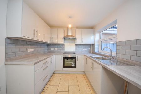 3 bedroom semi-detached house to rent - Photo 5