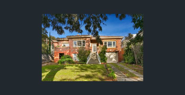 Spacious family home in prime strathmore location - Photo 1