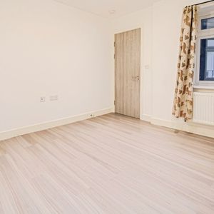 Flat to rent - London Road, Croydon, CR0 - Photo 2