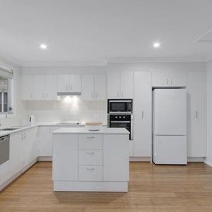 Absolutely Immaculate 2 Bedroom Granny Flat. - Photo 2