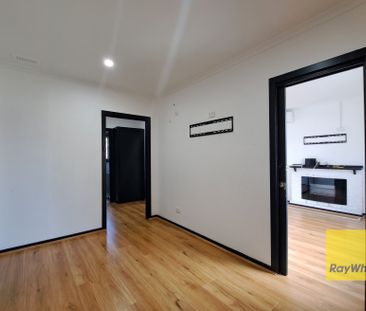 CHARMING RENOVATED 3 BEDROOM GEM! - Photo 4