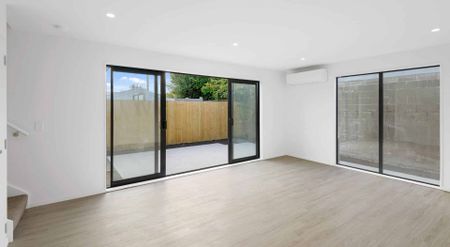 PHILLIPSTOWN - 2 BEDROOMS, 2 BATHROOMS, HEATPUMP, SINGLE GARAGE - Photo 2