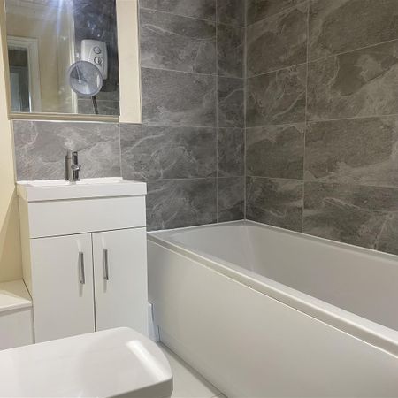 Flat 5 Shawbury Park, Shrewsbury, SY4 4JP - Photo 3