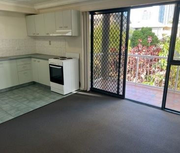 Tidy unfurnished 1 bedroom within walking distance to the beach! - Photo 2