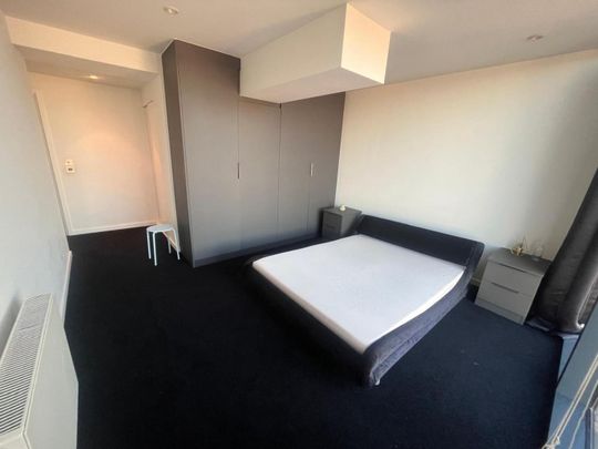 2 bedroom Flat To Let - Photo 1