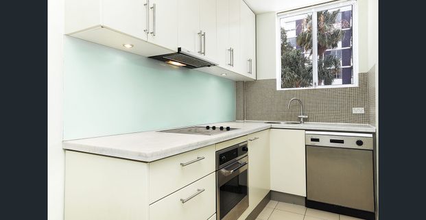 Bright and sunny apartment with views. - Photo 1