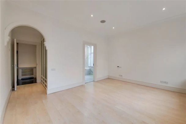 2 bedroom flat in Hampstead - Photo 1