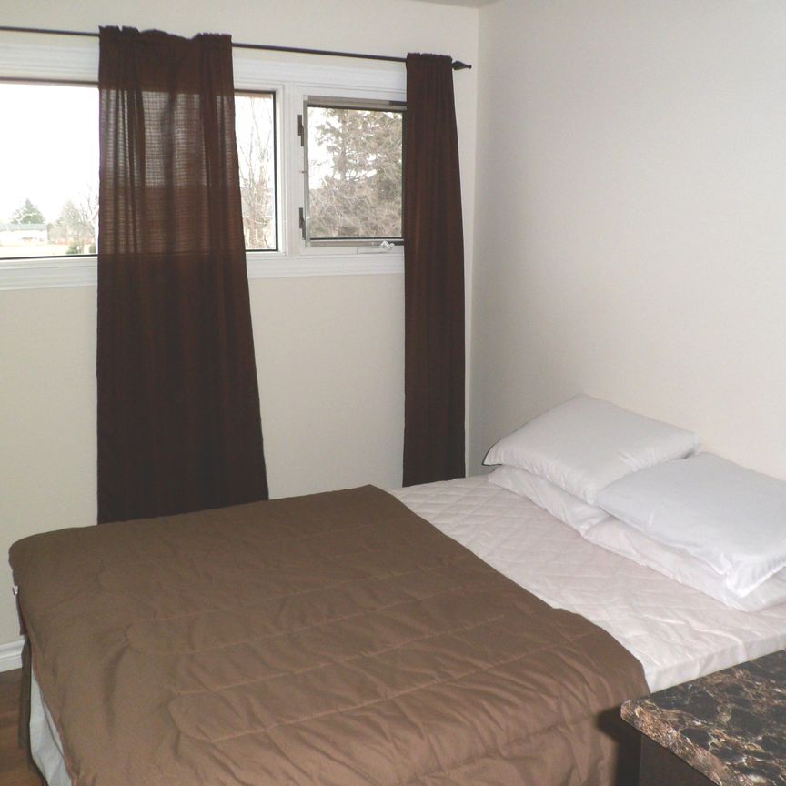 3 BR – Newly rennovated Townhouse by Arthur St. - Photo 1