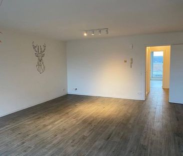 Ruim (±100m²) app met 2 slpk en autostaanplaats in hartje Geel - Photo 2