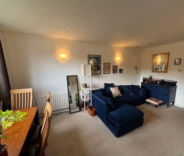 2-Bedroom Flat in Purley – Prime Location - Photo 2