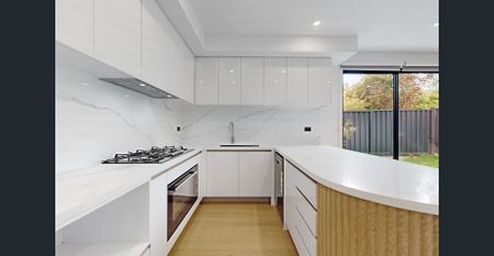 Brand New, Stylish Front Townhouse in a Superb Location - Photo 3