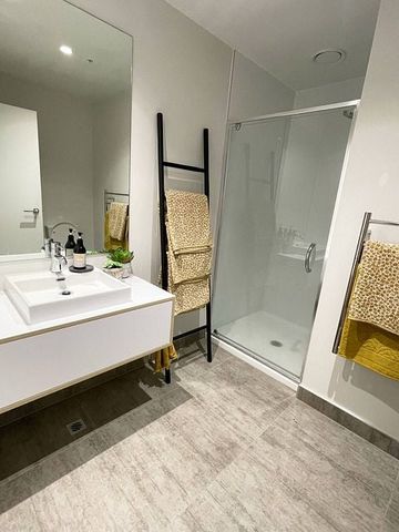 Modern 2-bed apartment with private balcony - Photo 3