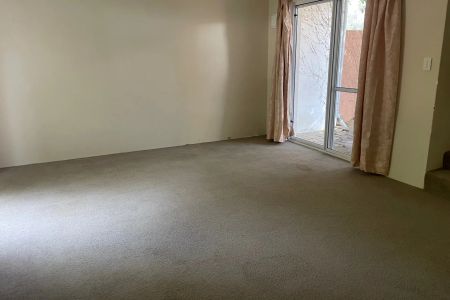 3-bedroom, 2-bathroom townhouse - Photo 5