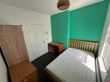 4 bedroom house, 3 en-suite rooms - Photo 5