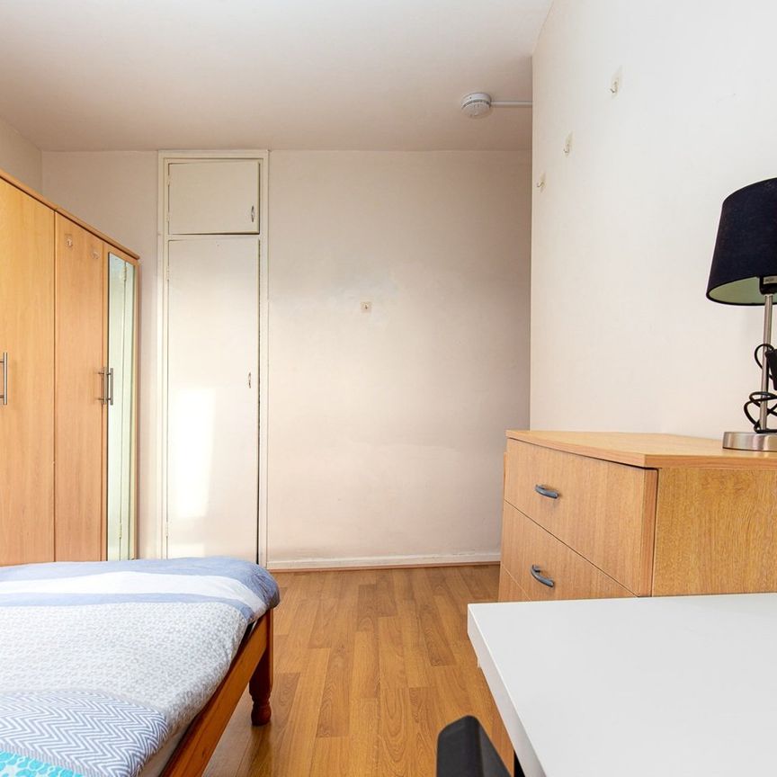 Room in a Shared Flat, Aldgate East, E1 - Photo 1