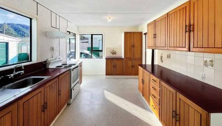 Pet Friendly - 4Bedroom Family Home in Wainuiomata - Photo 4