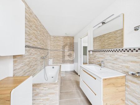 EXCLUSIVE AND FRESHLY RENOVATED - Photo 5