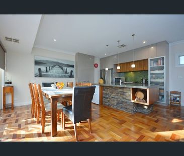Stunning Townhouse in Prime Location - Photo 4