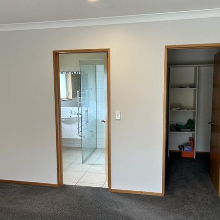 Large Family Home - Photo 4