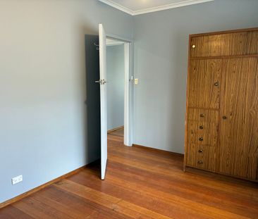 GREAT LOCATION THREE BEDROOM FAMILY HOME - Photo 3