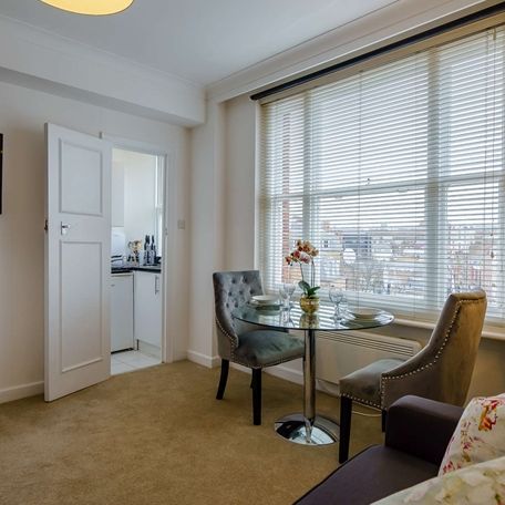 Elegant Studio Apartment in the Heart of Mayfair, W1J 5NA - Photo 1