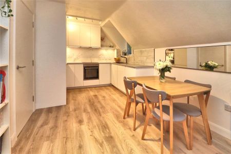 Oak House, Woking, Surrey, GU22 - Photo 2