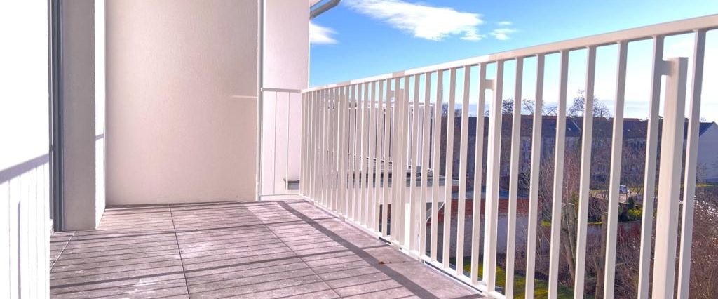 3-Raum-Wohnung mit Tageslichtbad, Wanne & Dusche, Aufzug, Fußbodenheizung, Balkon & großer Terrasse - Foto 1