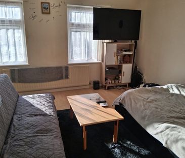 Studio Flat, Dumfries Street, LU1 - Photo 1