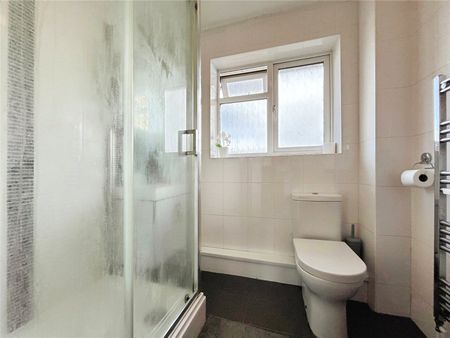 Beechtree Avenue, Englefield Green, Egham, Surrey, TW20 0SR - Photo 3