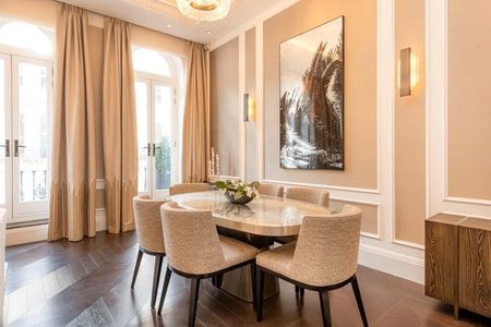 An exquisite two-bedroom apartment located in the heart of the Royal Borough of Kensington & Chelsea, a stones throw from Kensington Palace. EPC rating: C | Council Tax Band G - Photo 4