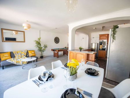 Castle Road Room 2 - Photo 5